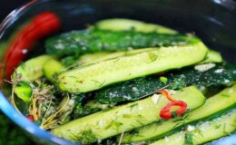 Как приготовить малосольные огурцы в пакете быстро и вкусно