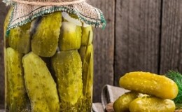 Как заготовить хрустящие соленые огурцы на зиму в банках просто и вкусно