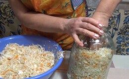 Опытные хозяйки расскажут, можно ли солить раннюю капусту на зиму и как это сделать правильно