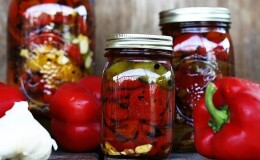 Как приготовить маринованный перец в масле на зиму: простые рецепты от опытных домохозяек